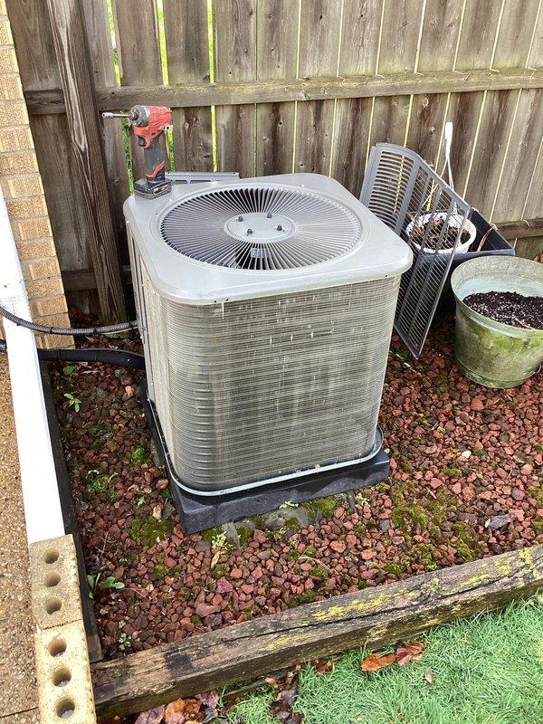 Completed ACM4/1510-2 annual maintenance on residential outdoor condensing unit. Performed comprehensive system diagnostics using digital manifold gauges, recording temperature differentials of 25.1°C and 10.8°C across the system. Verified refrigerant pressures and system performance parameters, confirming unit operating within manufacturer specifications.