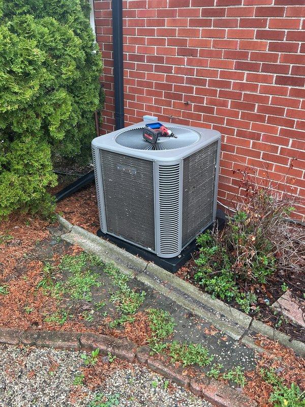 Completed routine Air Care Maintenance on residential air conditioning system. Performed comprehensive system diagnostics using refrigerant manifold gauges, measuring operating pressures, superheat, subcool, and saturation temperatures to verify proper refrigerant charge and system performance. All readings were within manufacturer specifications, and the condenser unit showed no signs of operational issues.