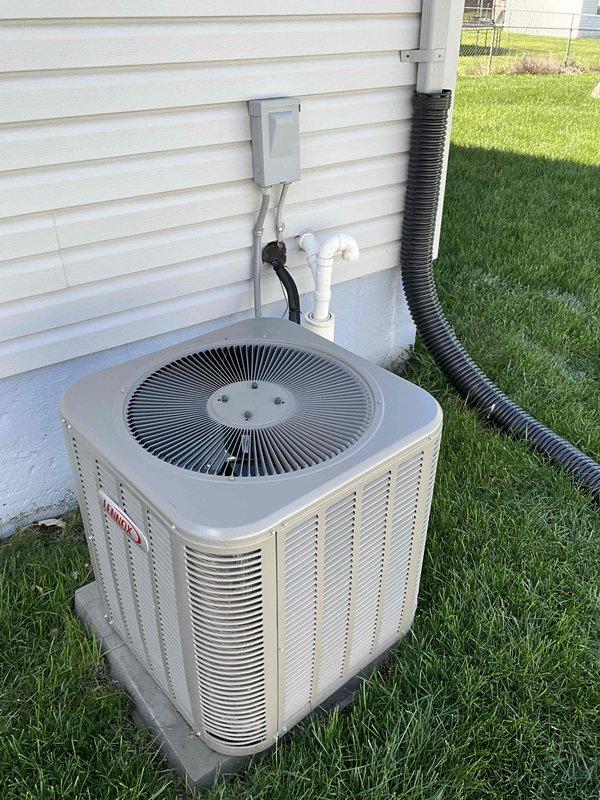 Provided estimate for replacement of non-operational 13-year-old outdoor air conditioning condenser unit. Assessed existing installation including electrical disconnect, circuit breaker configuration, and refrigerant line connections to determine replacement specifications and scope of work.