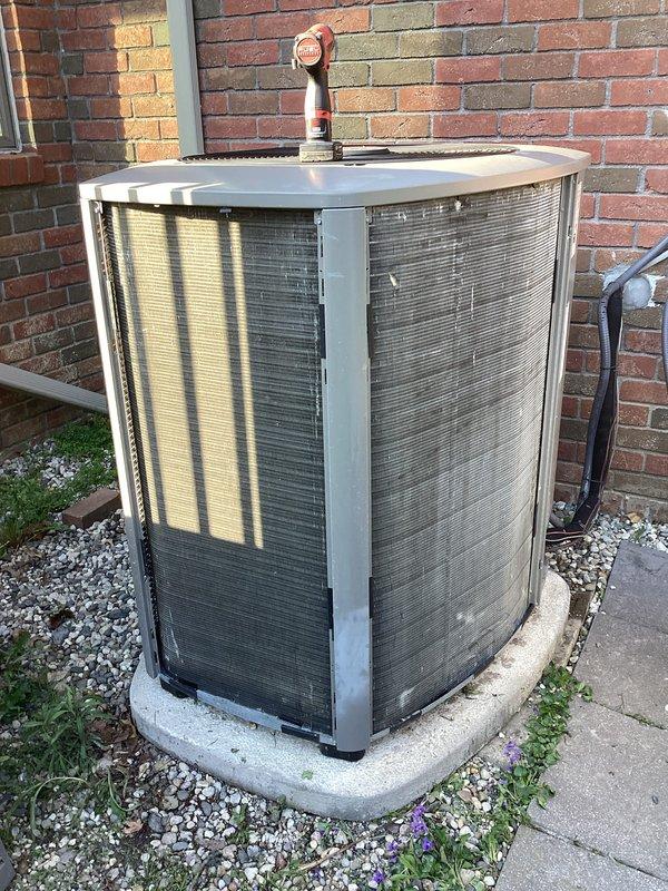 Performed scheduled preventive maintenance on residential air conditioning system. Verified system pressures and temperatures using digital manifold gauges, confirming proper refrigerant charge and operational parameters across high and low side readings. Inspected outdoor condenser unit, copper refrigerant lines, and all mechanical components for proper operation and wear.
