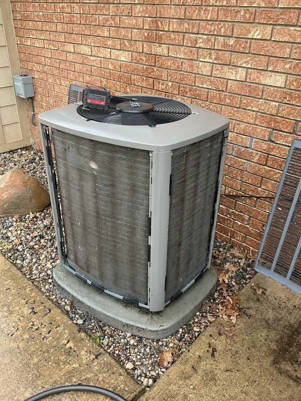 Performed routine Air Care Maintenance on residential cooling system. Inspected outdoor condensing unit, verified proper operation, and measured refrigerant pressures and temperatures using digital manifold gauges, confirming system performance within manufacturer specifications.