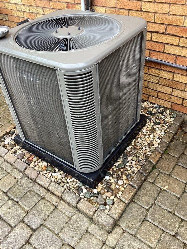 Completed routine Air Care Maintenance on residential outdoor condensing unit. Performed comprehensive system inspection, verified operational status of compressor and condenser fan motor, checked refrigerant levels, and cleaned condenser coils. Unit found in good working condition with no immediate repairs needed.