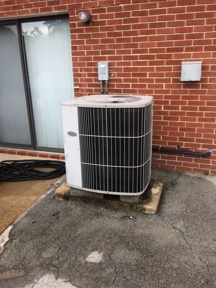 East Ridge, TN - Air Conditioning Service.  AC repair on a Carrier split system air conditioner.