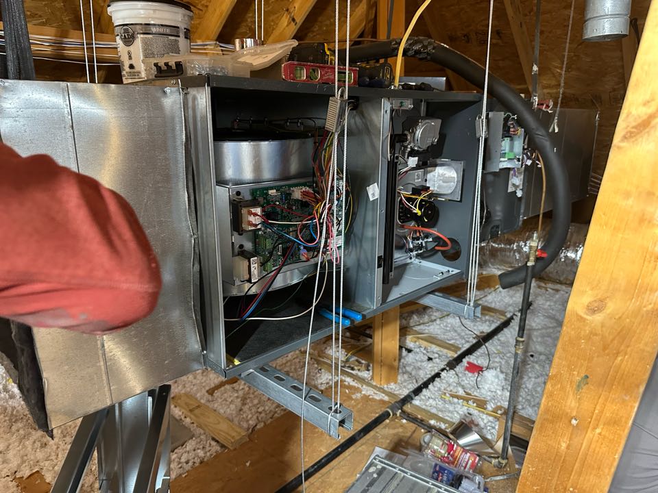 Installing a new AC system out in The Wellington neighborhood of Flower Mound, Tx. This homeowner loved the Amana S Series slim feature and how Quiet the AC system is so much that they chose to replace the upstairs system next week with an Amana S Series.