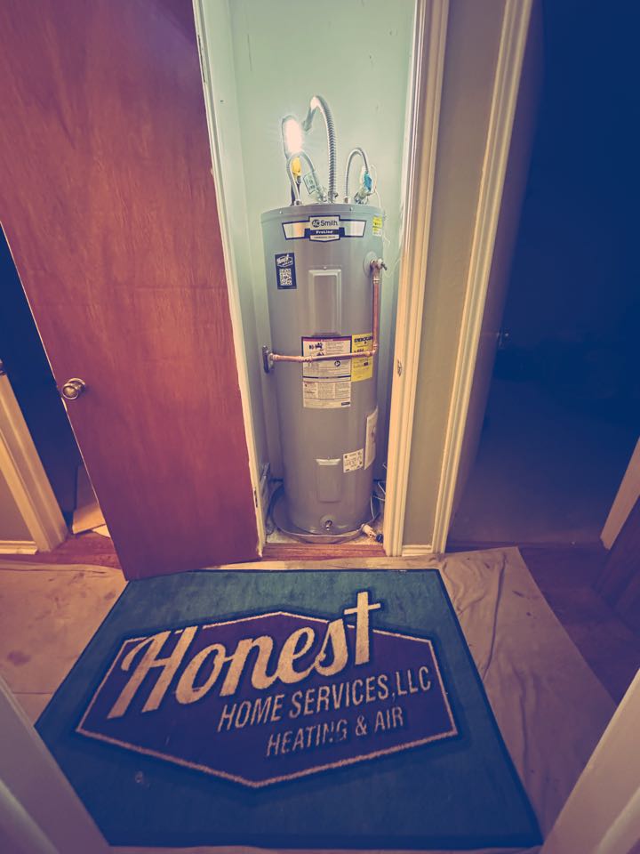 Installing a new 50 Gallon Electric Water Heater for a homeowner over in the Mclendon Chisholm neighborhood of Rockwall, Tx. We upgraded with a AO Smith Water Heater and also added a flood stop for water leak protection. 