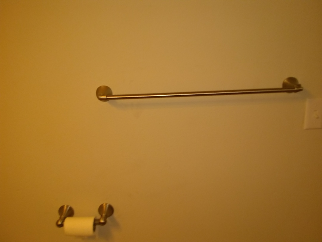 Installed towel racks, toilet paper holders, and hand towel holders. Installed towel racks, toilet paper holders, and hand towel holders.