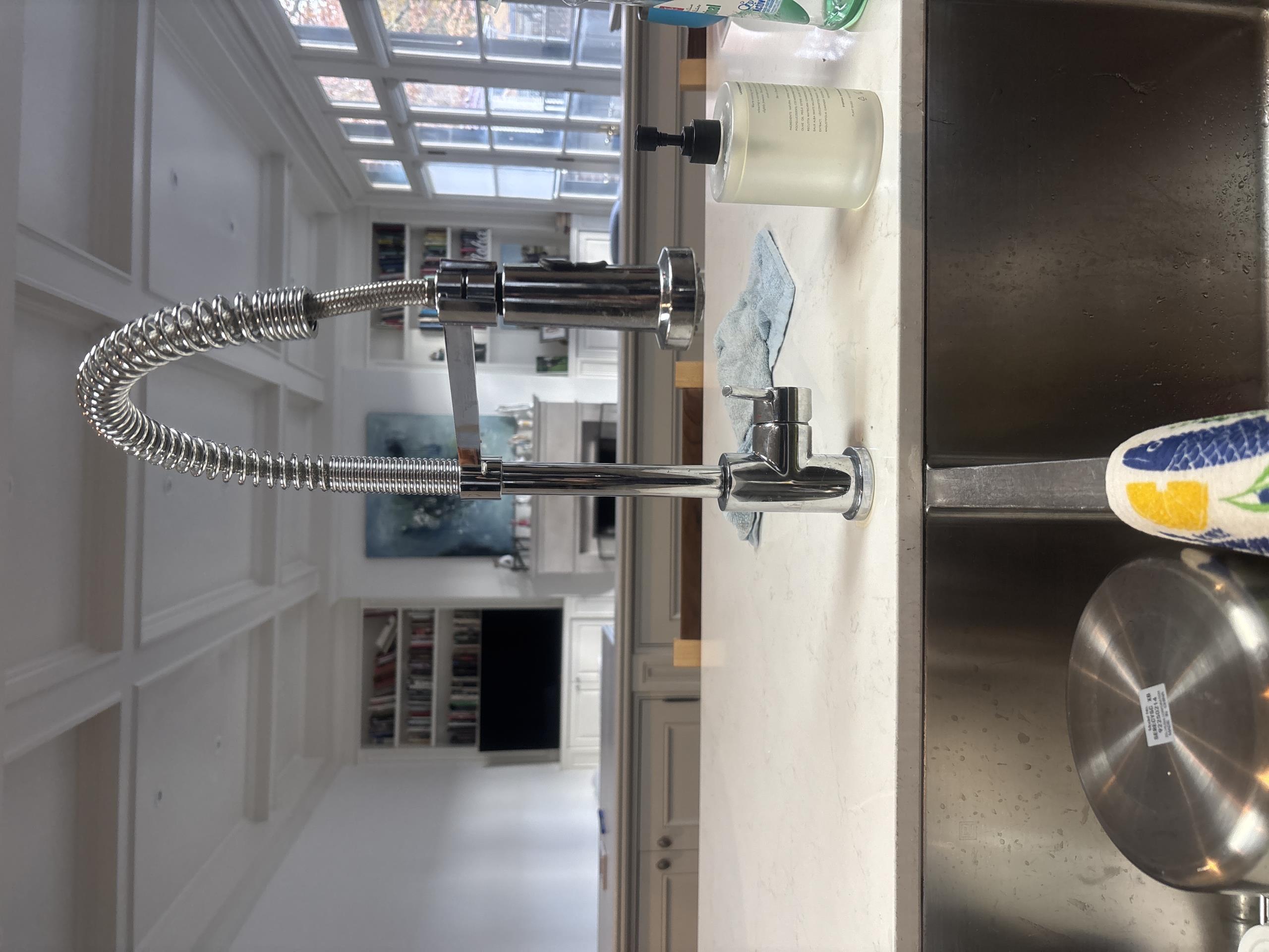 Old Toronto, ON - retighten the kitchen faucet Old Toronto, ON - retighten the kitchen faucet