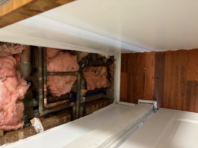 Old Toronto, ON - drain pipe leaking at the brass t-fitting connected to pvc