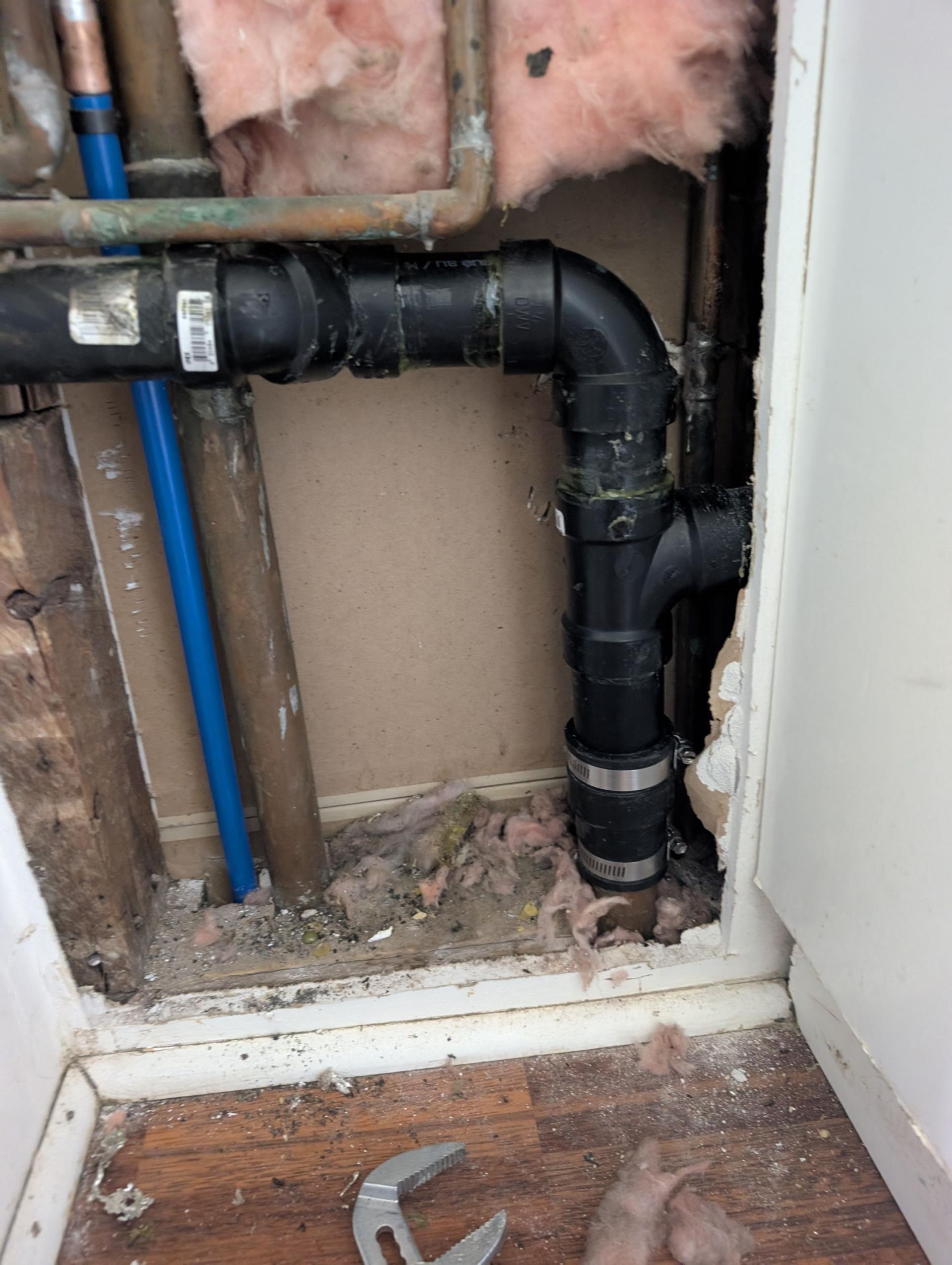 Old Toronto, ON - drain pipe leaking at the brass t-fitting connected to pvc Old Toronto, ON - drain pipe leaking at the brass t-fitting connected to pvc