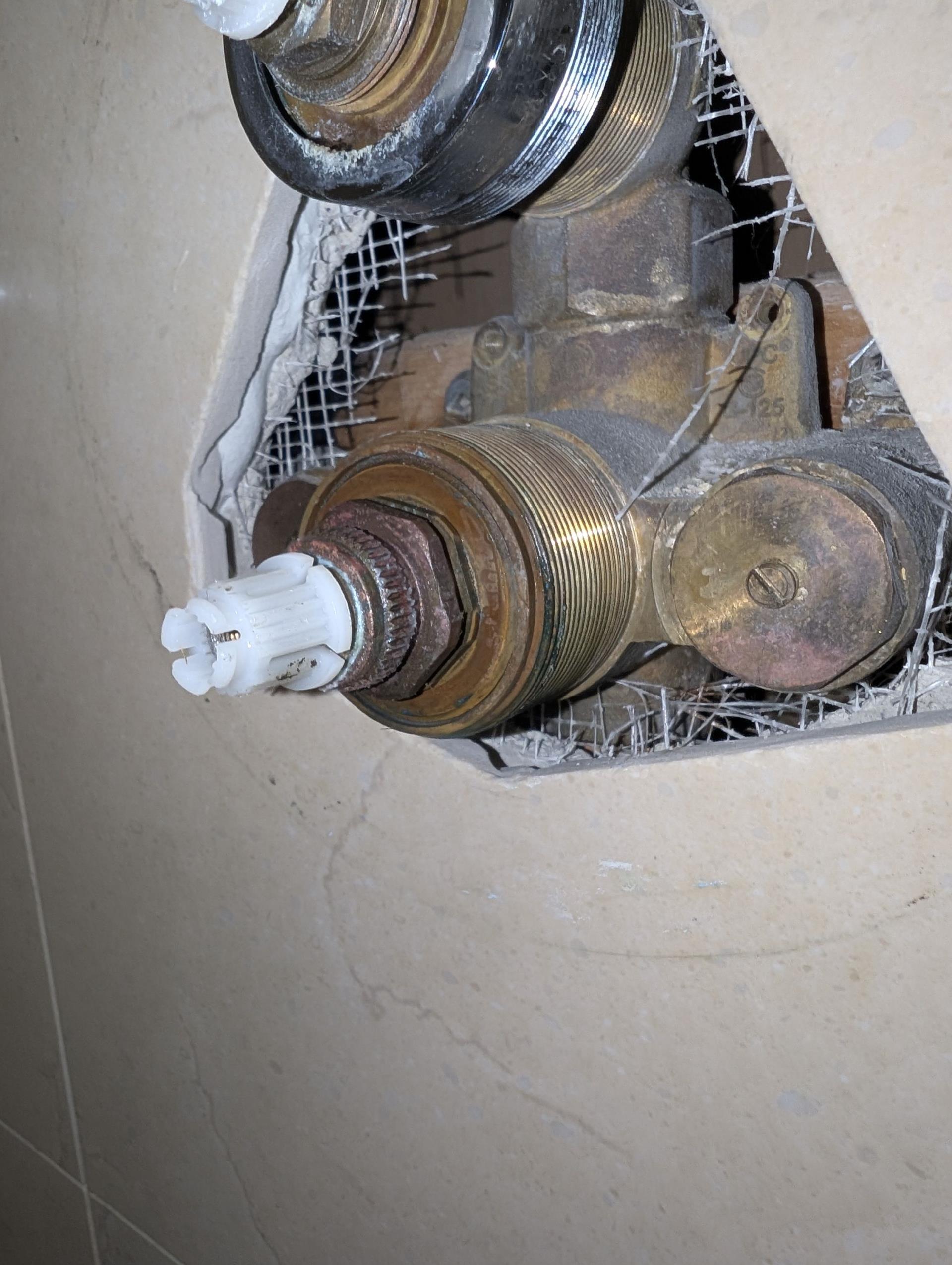 North York, ON - thermostatic handle for bathtub is stuck