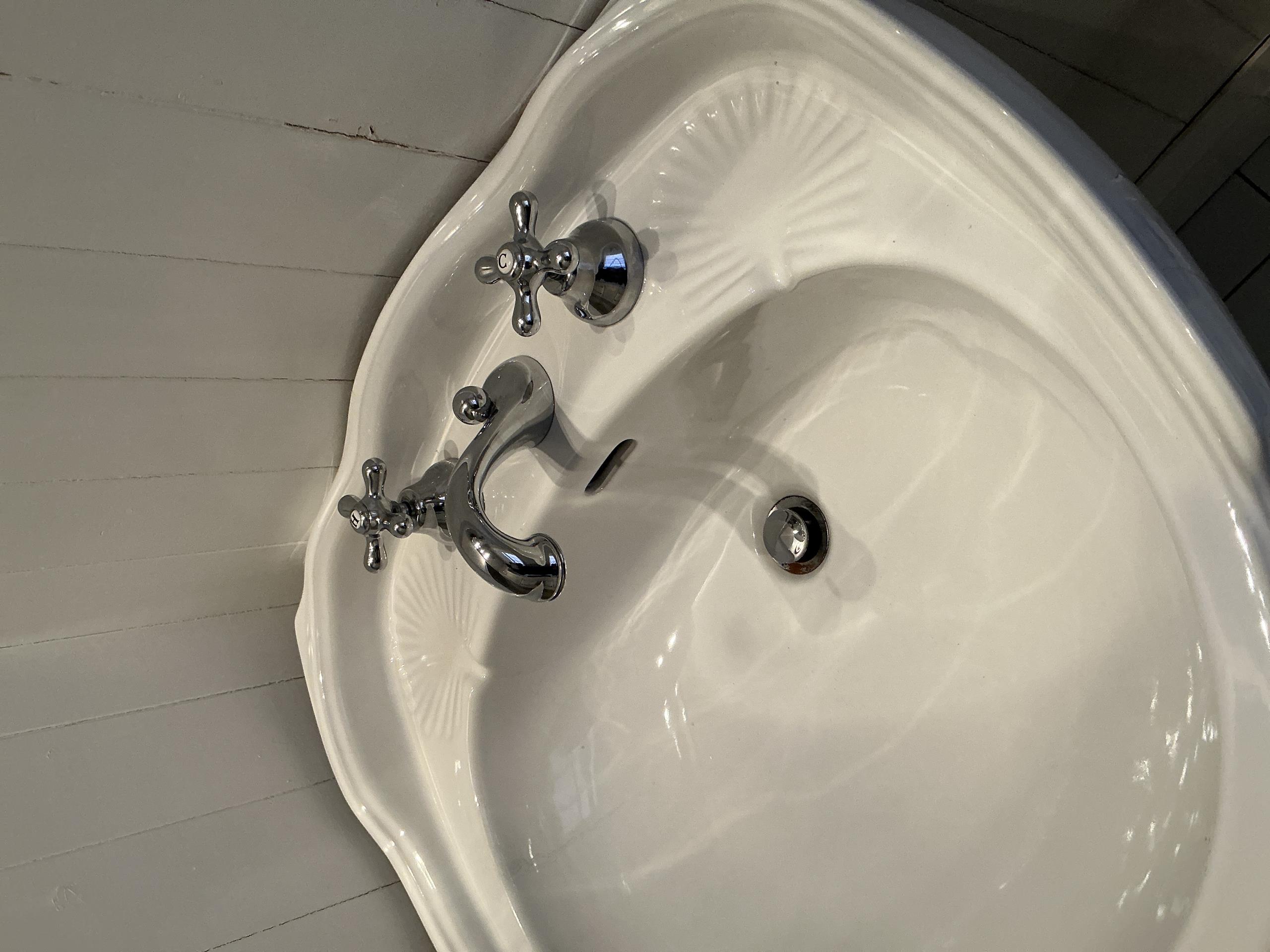 Old Toronto, ON - Replaced customers, toilet seat, bolts were￼ rusted and seized. Repaired two faucets.