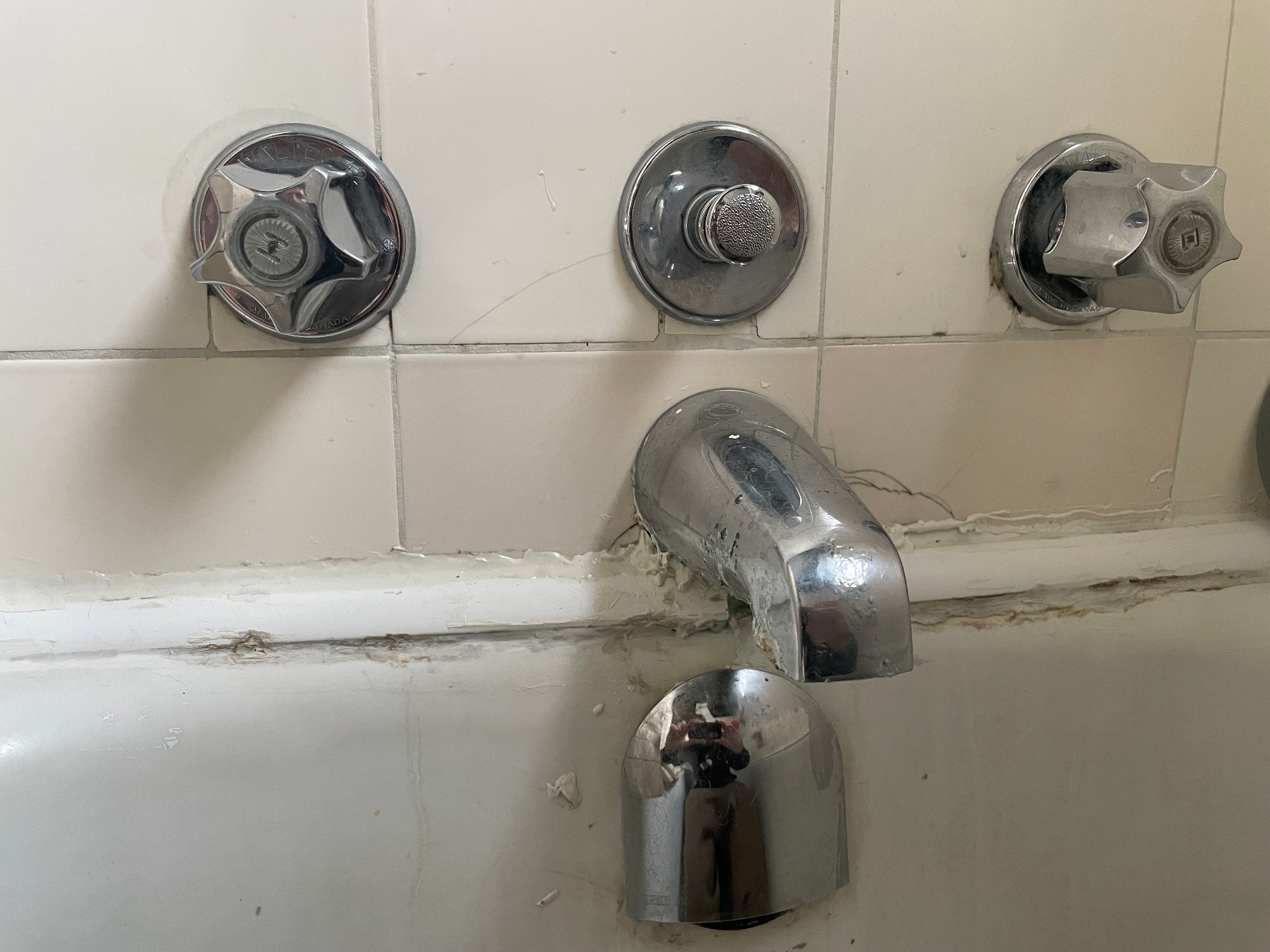 East York, ON - Replaced corroded bathtub spout