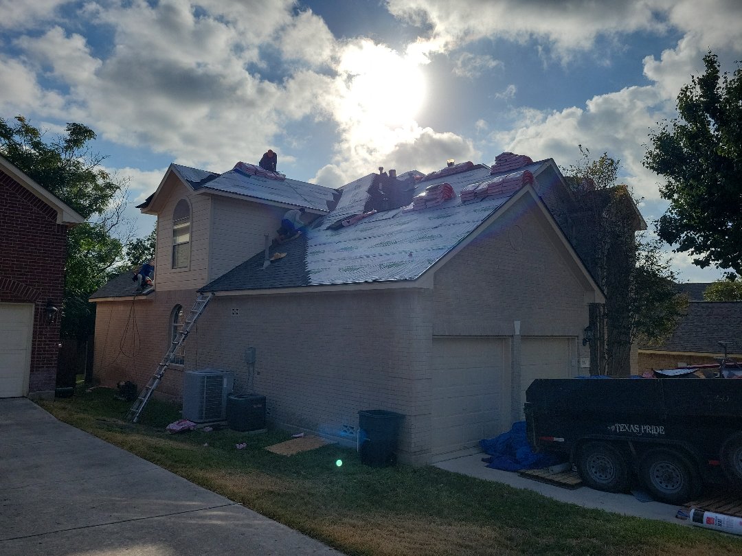 Local roofing contractor, Forthman Roofing, installing Owen's Corning Oakridge Driftwood shingles. Local roofing contractor, Forthman Roofing, installing Owen's Corning Oakridge Driftwood shingles.