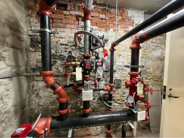 We just completed an NFPA 25 quarterly fire sprinkler inspection on both wet and dry systems at a local community center. Our licensed technicians inspected all key components, including valves, gauges, and alarm devices, ensuring both systems meet NFPA compliance and are ready to protect the facility in case of emergency. Regular inspections like this help prevent costly repairs, maintain system reliability, and keep properties safe and up to code.