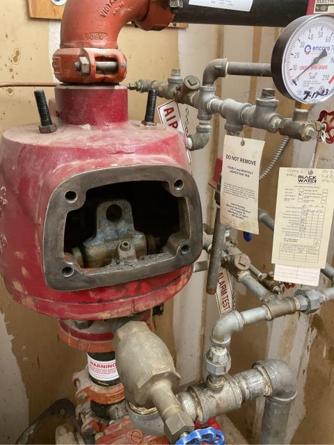 Our team recently replaced multiple faceplate gaskets on several dry fire protection systems after signs of wear and deterioration were identified during a routine fire sprinkler inspection. Replacing aging gaskets helps maintain proper system pressure, prevent leaks, and ensure continued NFPA compliance and reliable fire protection performance.