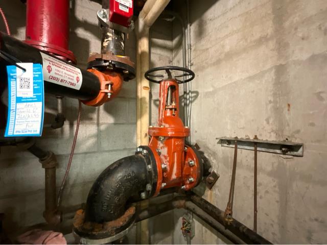 We just completed the replacement of a failing Kennedy OS&Y valve that was no longer holding. After coordinating with the local water company for a safe and scheduled shutoff, our team removed the defective valve and installed a new, fully functional OS&Y to restore proper system operation. Everything is now back online and performing as required for reliable fire protection.