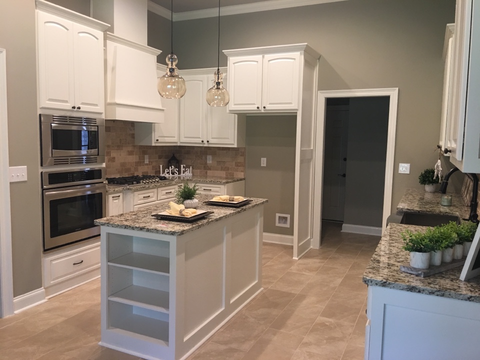 Wetumpka, AL - Beautiful vacant home in Brookwood! Gorgeous kitchen with island. Wetumpka, AL - Beautiful vacant home in Brookwood! Gorgeous kitchen with island.