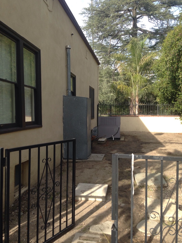 Altadena, CA - Troubleshooting noise complaint on Bryant outdoor package unit on ground found rattle from filter register grill