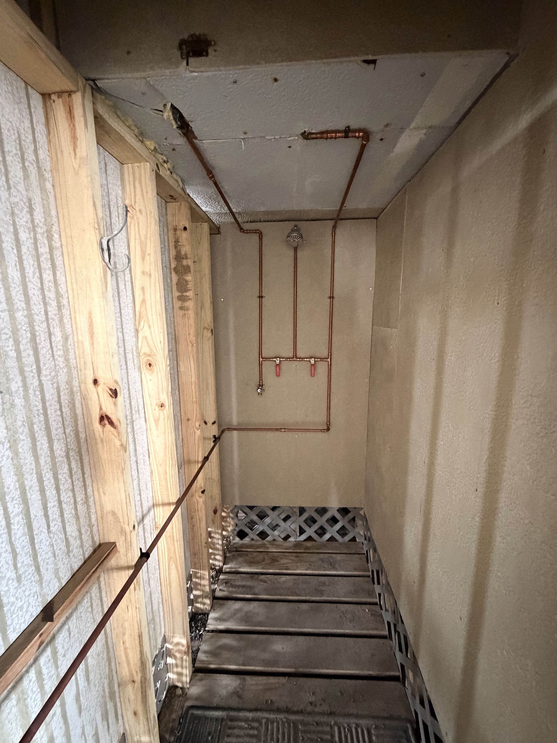 Customer wanted to get rid of old gas grill line at his condo. Removed the line and installed a new shutoff. Also repiped outside shower.