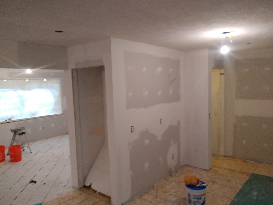 Grand Rapids, MI - Applied the 3rd coat of mud. Textured the ceiling. Layed 1/2" plywood in the kitchen and dining rooms to accommodate future floor heights. Great pprogress today ! Grand Rapids, MI - Applied the 3rd coat of mud. Textured the ceiling. Layed 1/2" plywood in the kitchen and dining rooms to accommodate future floor heights. Great pprogress today !