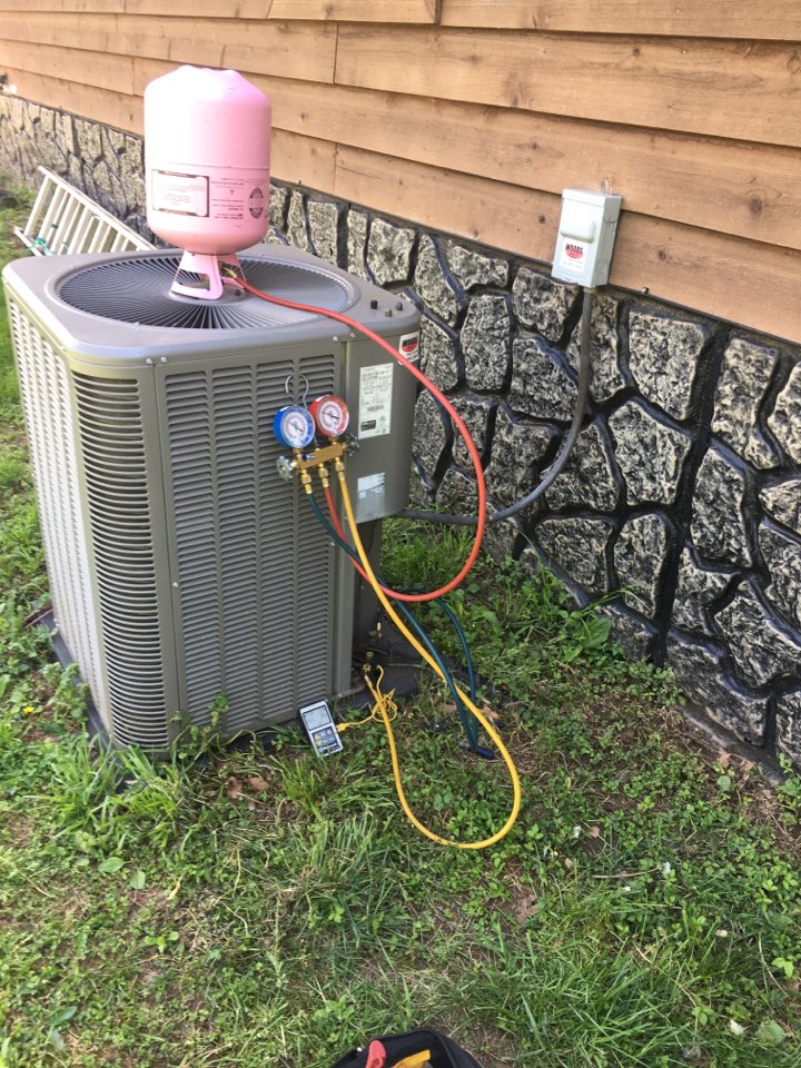 Buchanan, VA - Re-balance and 410 a refrigerant charge on Lennox heat pump in Buchanan Virginia and checking AC operation Buchanan, VA - Re-balance and 410 a refrigerant charge on Lennox heat pump in Buchanan Virginia and checking AC operation