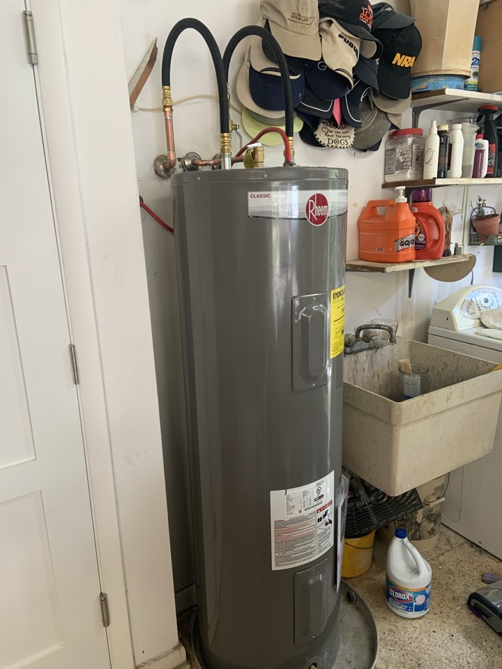 Palm City, FL - Installed a new Rheem 40 gallon tall profile water heater with a valve and flexible union connections. Palm City, FL - Installed a new Rheem 40 gallon tall profile water heater with a valve and flexible union connections.