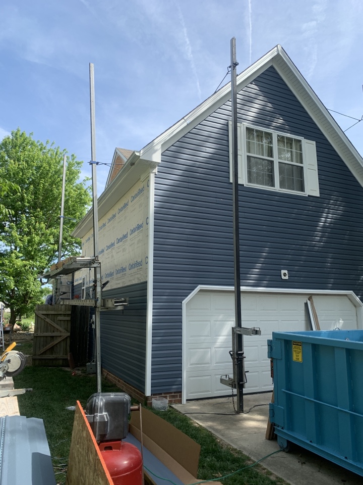 Chesapeake, VA - Installing new CertainTeed D5 Dutchlap Pacific Blue vinyl siding. Chesapeake, VA - Installing new CertainTeed D5 Dutchlap Pacific Blue vinyl siding.