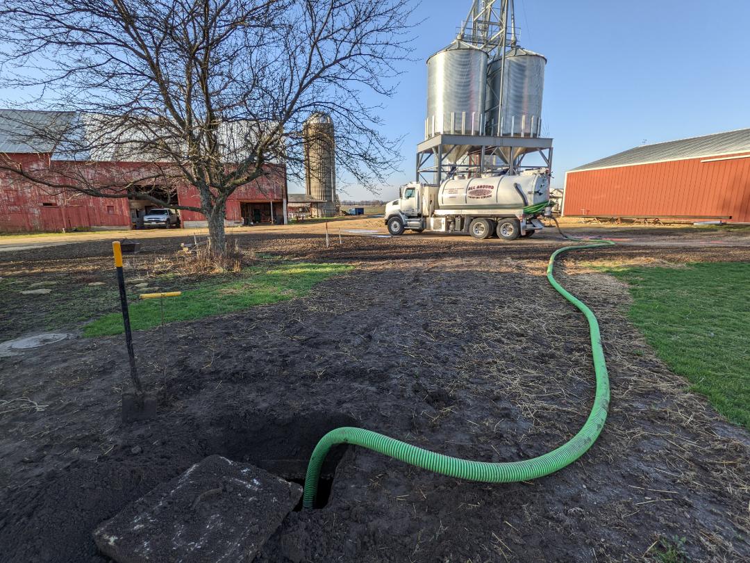 Kirkland, IL - Pump and clean septic tank 