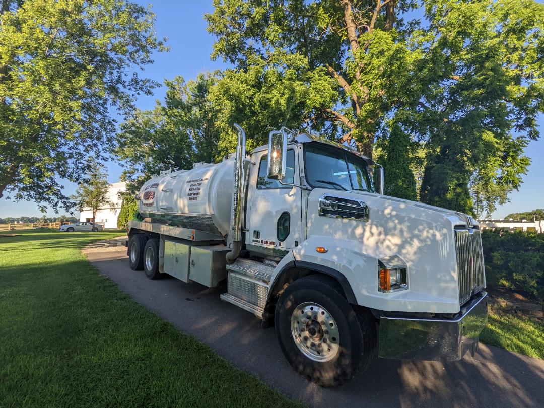 Kirkland, IL - Pump and clean septic tank 