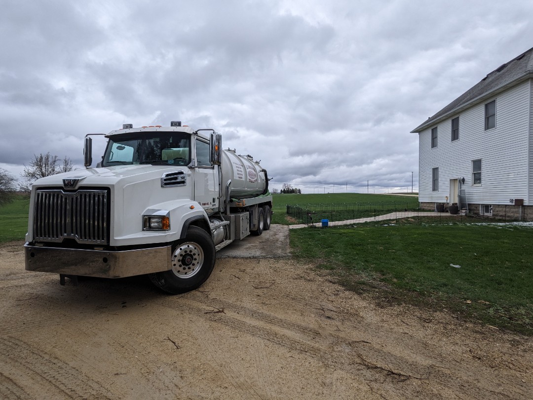 Kirkland, IL - Pump and clean septic tank 
