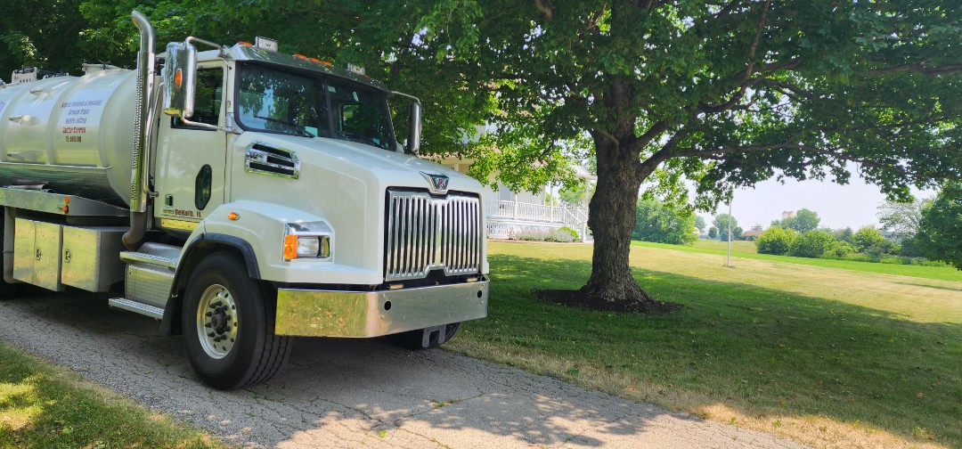 Kirkland, IL - Pumping a septic tank 