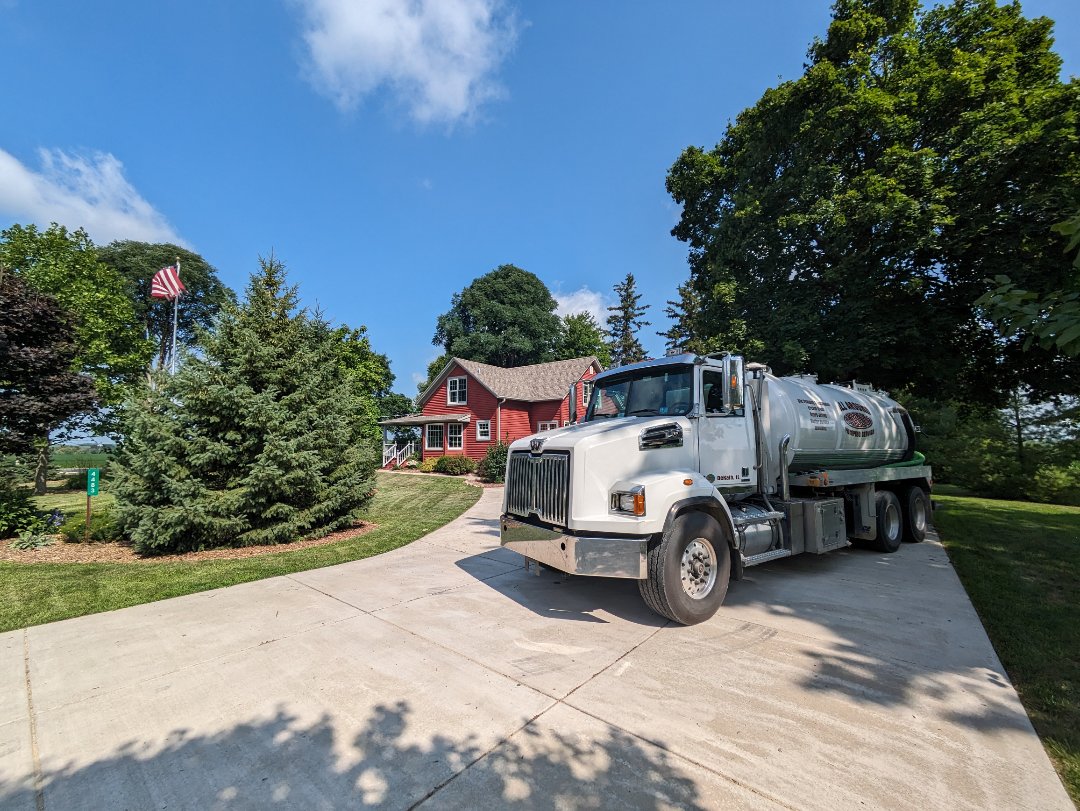 Kirkland, IL - Pump and clean septic tank 