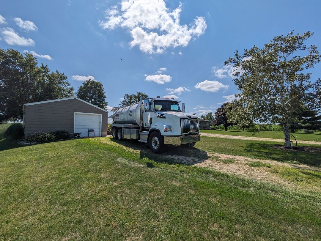 Kirkland, IL - Pump and clean septic tank 