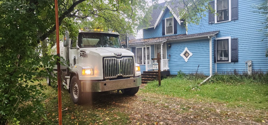 Kirkland, IL - Pumping septic tank 