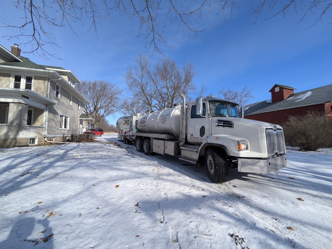 Kirkland, IL - pump and clean septic tank 