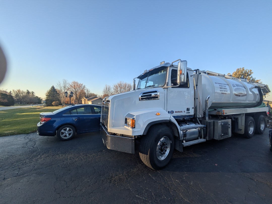 Kingston, IL - pump and clean septic tank 