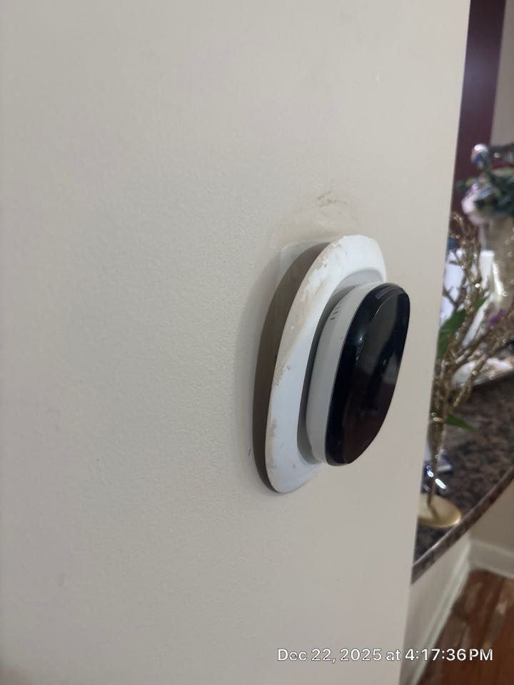 Smyrna, GA - Main level thermostat blank, found that the thermostat was insecure to the wall and also found that the common wire to power. The thermostat wasn’t secure as well. Remounted thermostat secure, wire verify operation.
