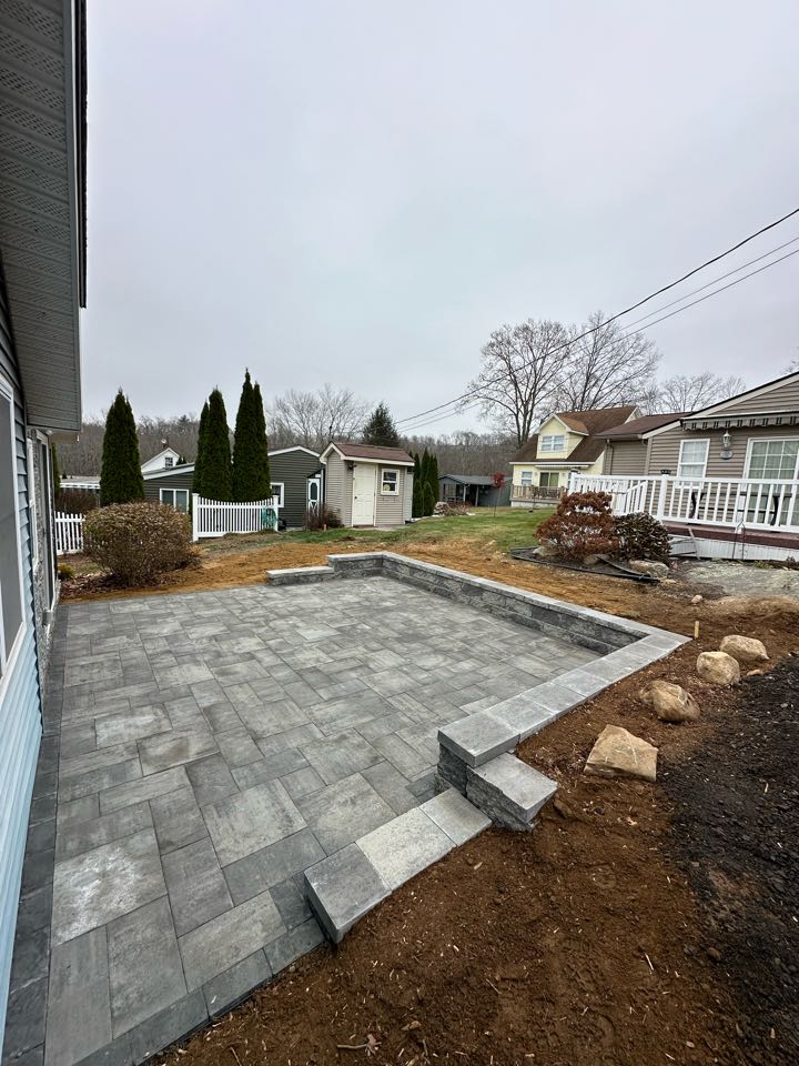 Retaining wall and patio finished up this just in time for the weekend !