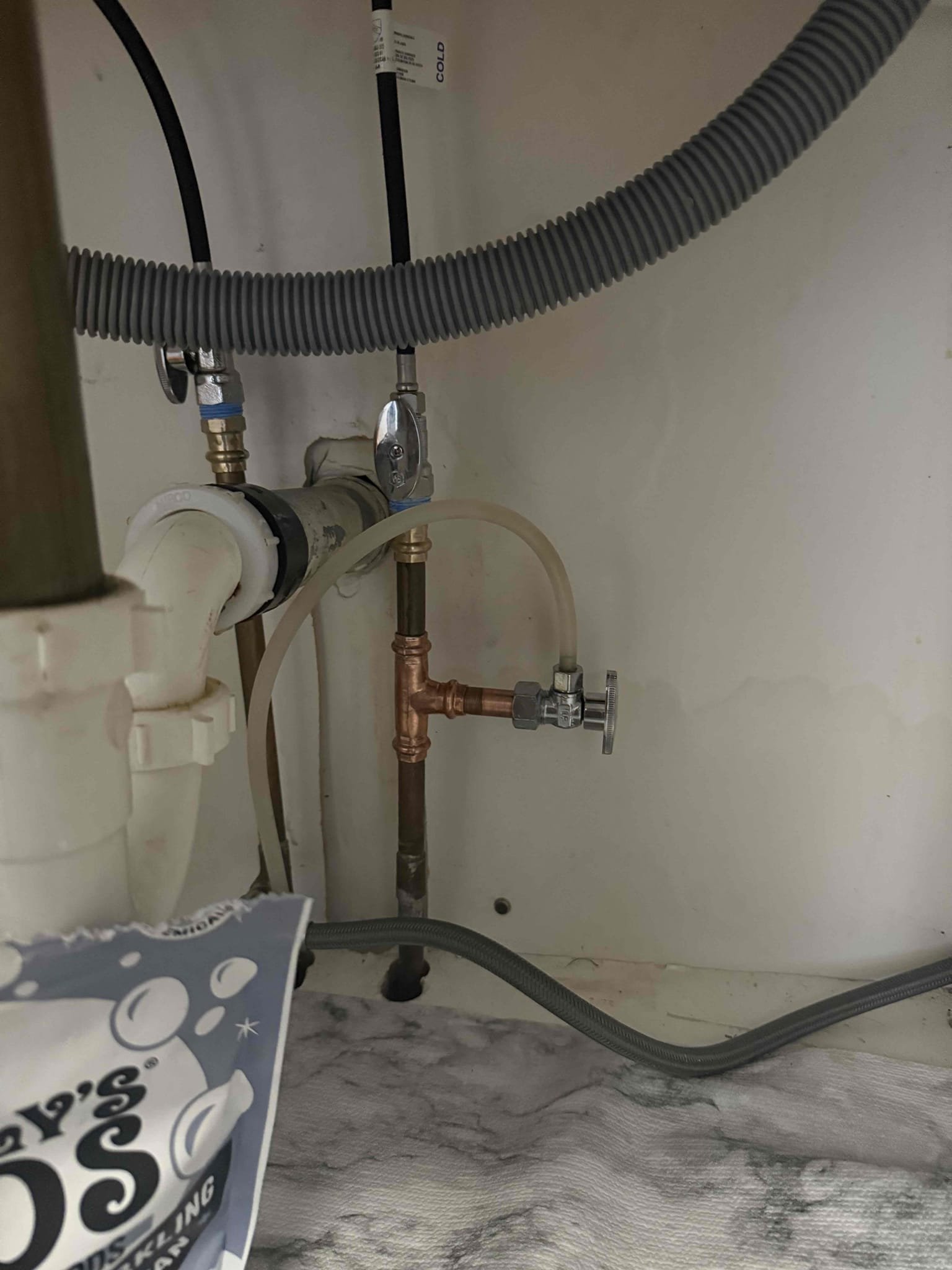 Customer stated that they had no water to their fridge. After inspecting Myguy plumbing took out the icemaker line valve. Myguy plumbing installed new valve and reconnected icemaker to valve and everything is working as should no issues.