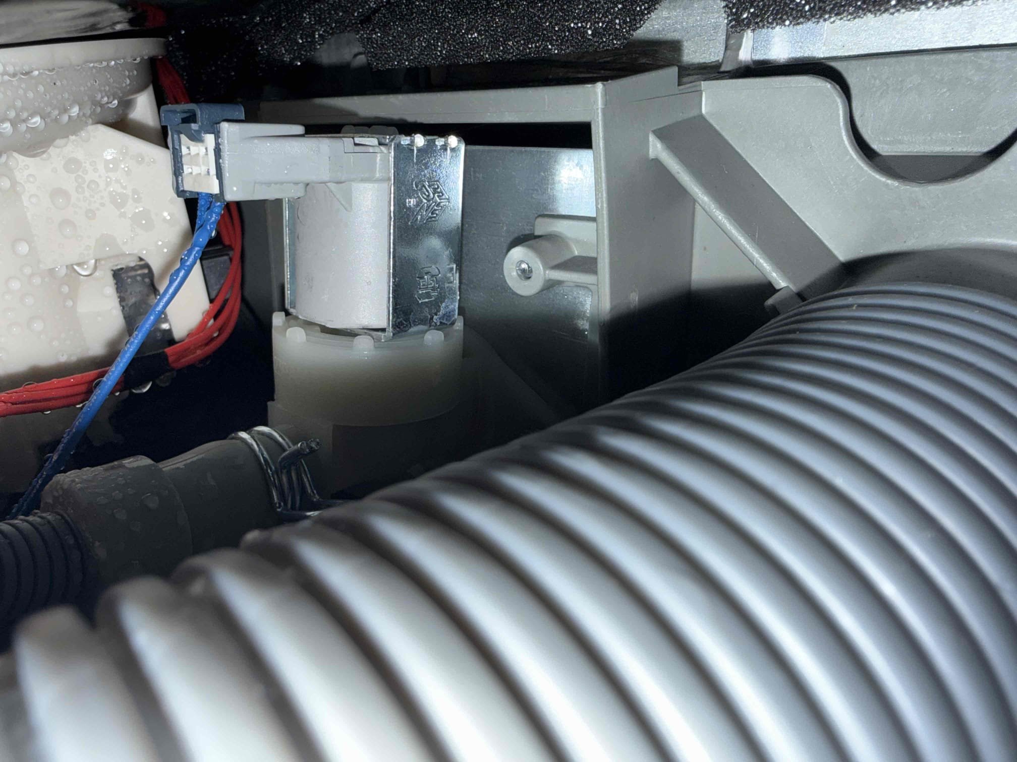 Arrived on site customer stated that they had an active leak. After inspecting, we found that thru dishwasher is the issue. We recommend getting a appliance company to come out and rectify the issue.