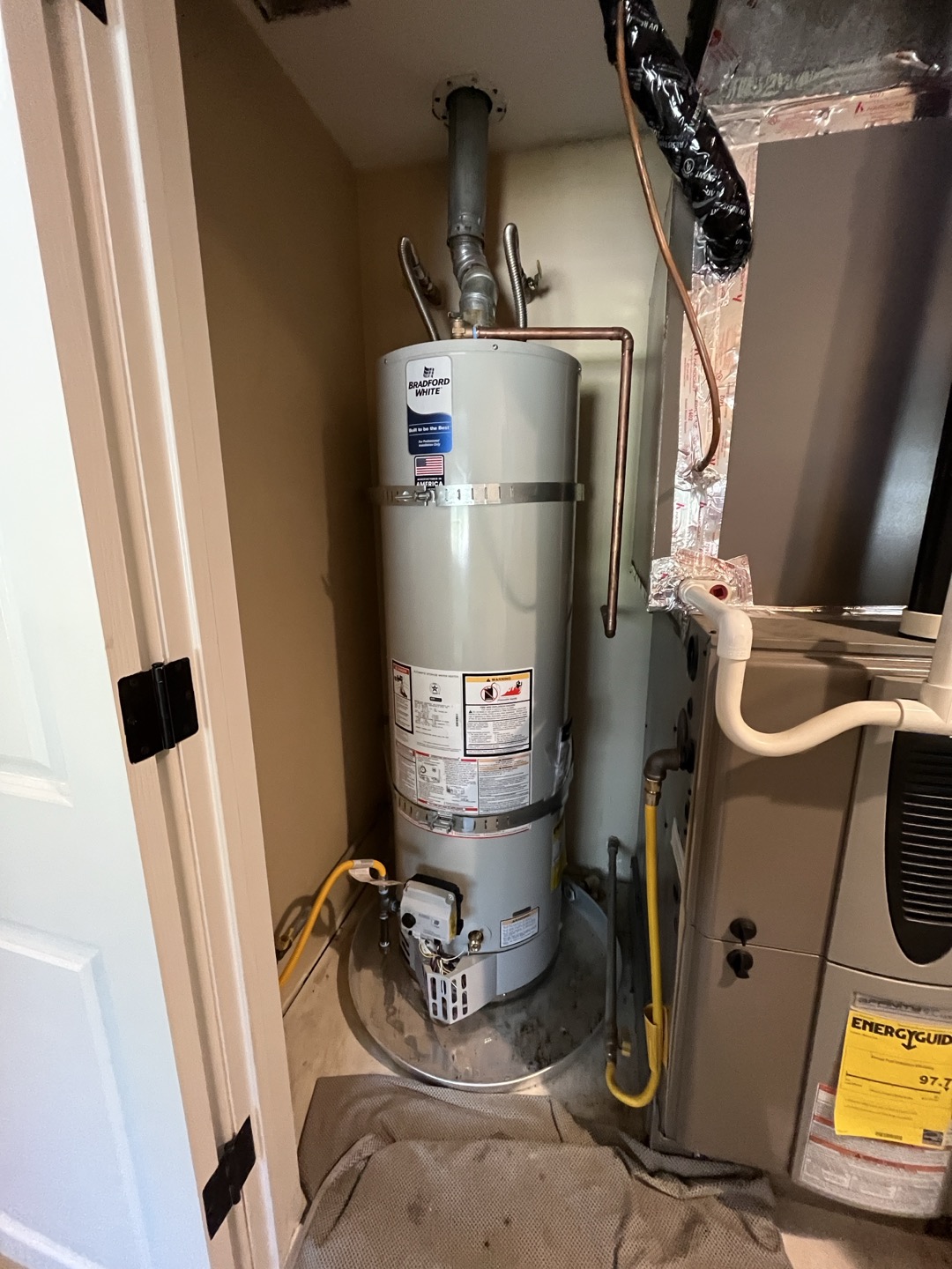 Customer had a 50 gallon water heater that was no longer working. Customer wanted a 40 gallon installed instead of a new 50 gallon. Installed a 40 gallon Branford white water heater 