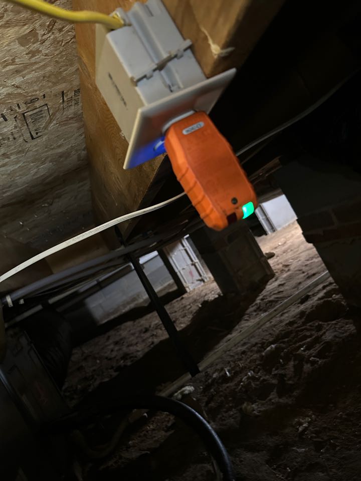 A homeowner out in Dunn, NC had us come out today to install crawl space lighting. A dedicated circuit was also ran for a dehumidifier pump in the crawl space as well. Customer was very satisfied with the professionalism and work. ⚡️