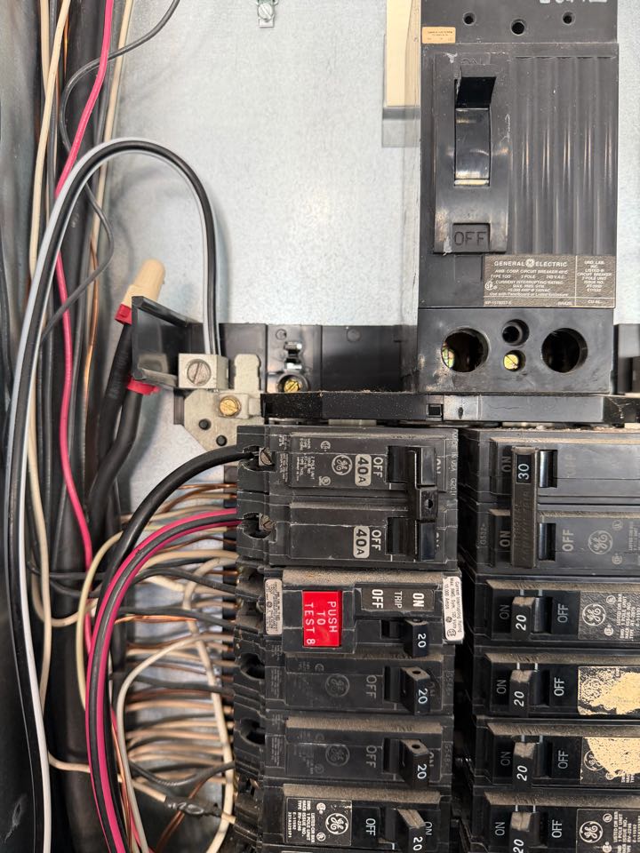 Jodie called us out to check the electrical to her double oven, after a brief diagnosis - we replaced her breaker for the appliance. 