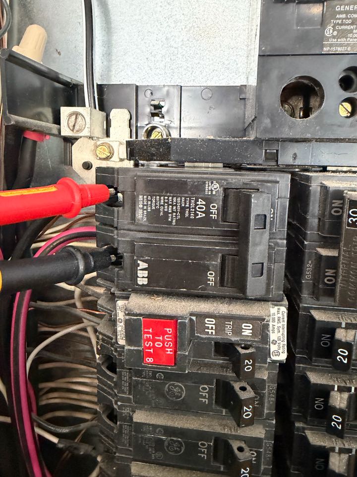 Jodie called us out to check the electrical to her double oven, after a brief diagnosis - we replaced her breaker for the appliance. 