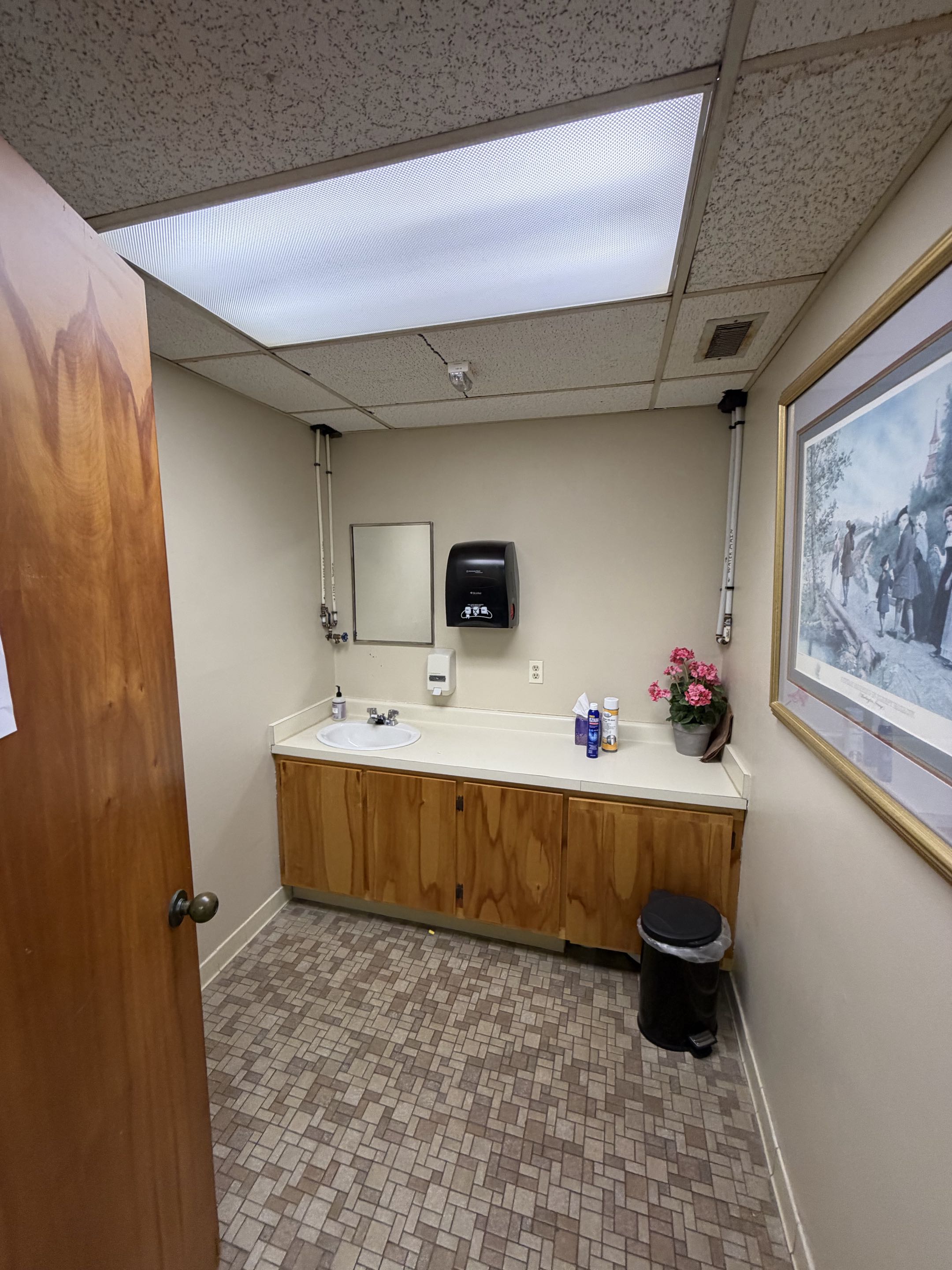 Paul Called the Royal Electric Team over to St Mark’s United Methodist Church in Raleigh to repair a couple of light fixtures! 