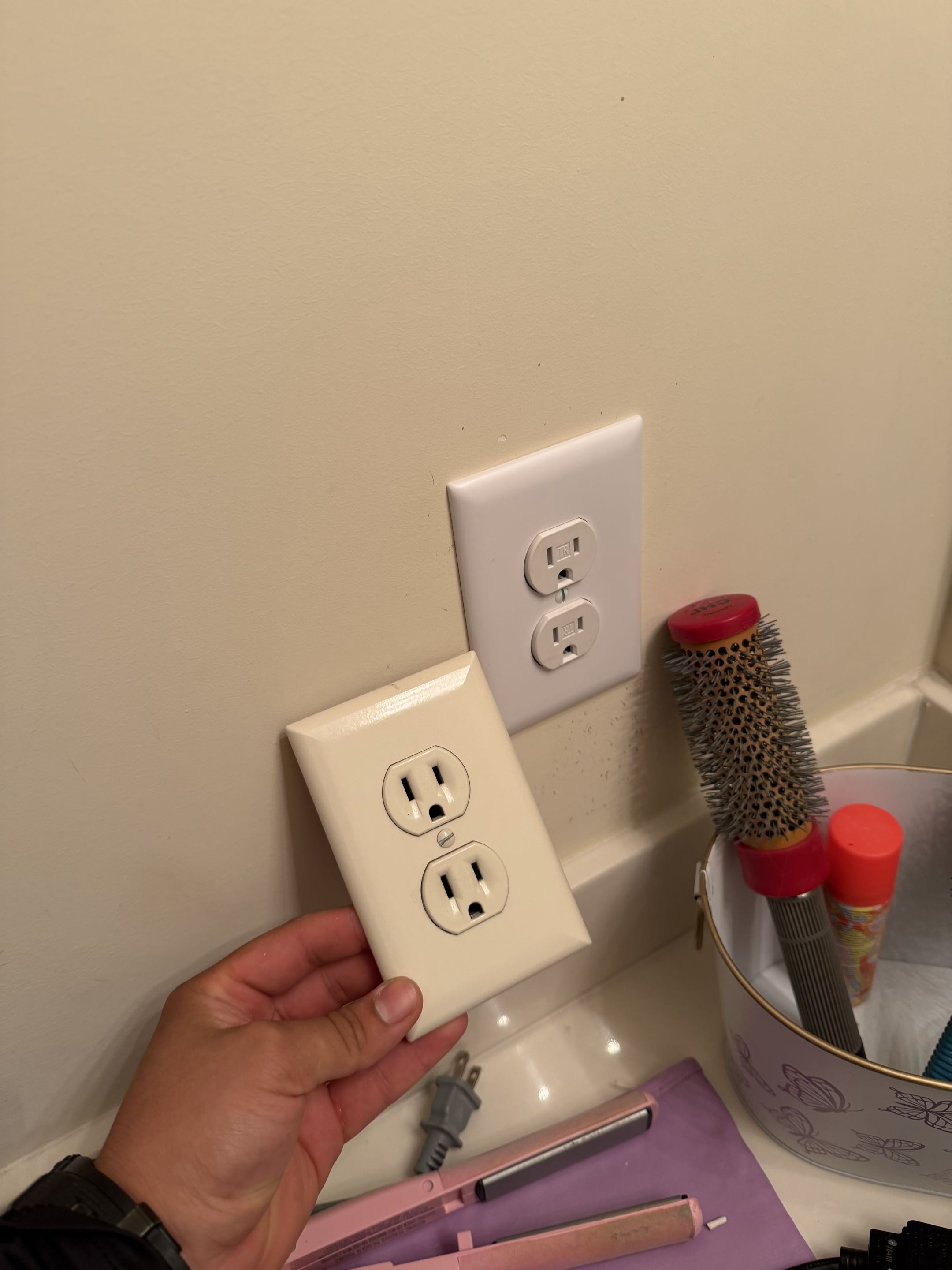 Lori Called the Royal Electric Crew to her home in Zebulon to replace some devices & fixtures! 🤩 Lori Called the Royal Electric Crew to her home in Zebulon to replace some devices & fixtures! 🤩