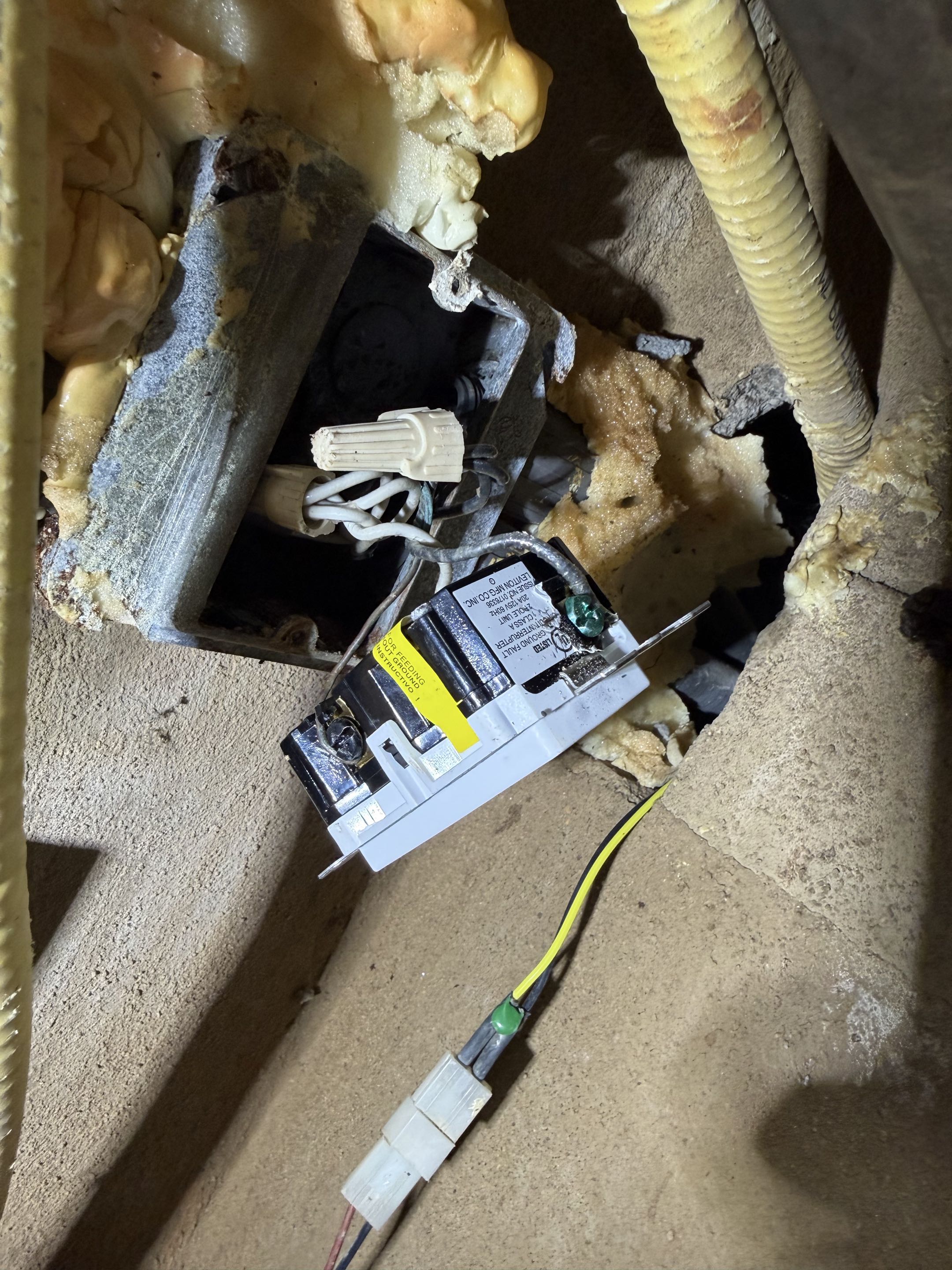 Freddy gave Royal Electric a call to diagnose what was the issue in his outdoor kitchen as he lost power. An estimate was given on the spot and repairs were done on the same visit! 