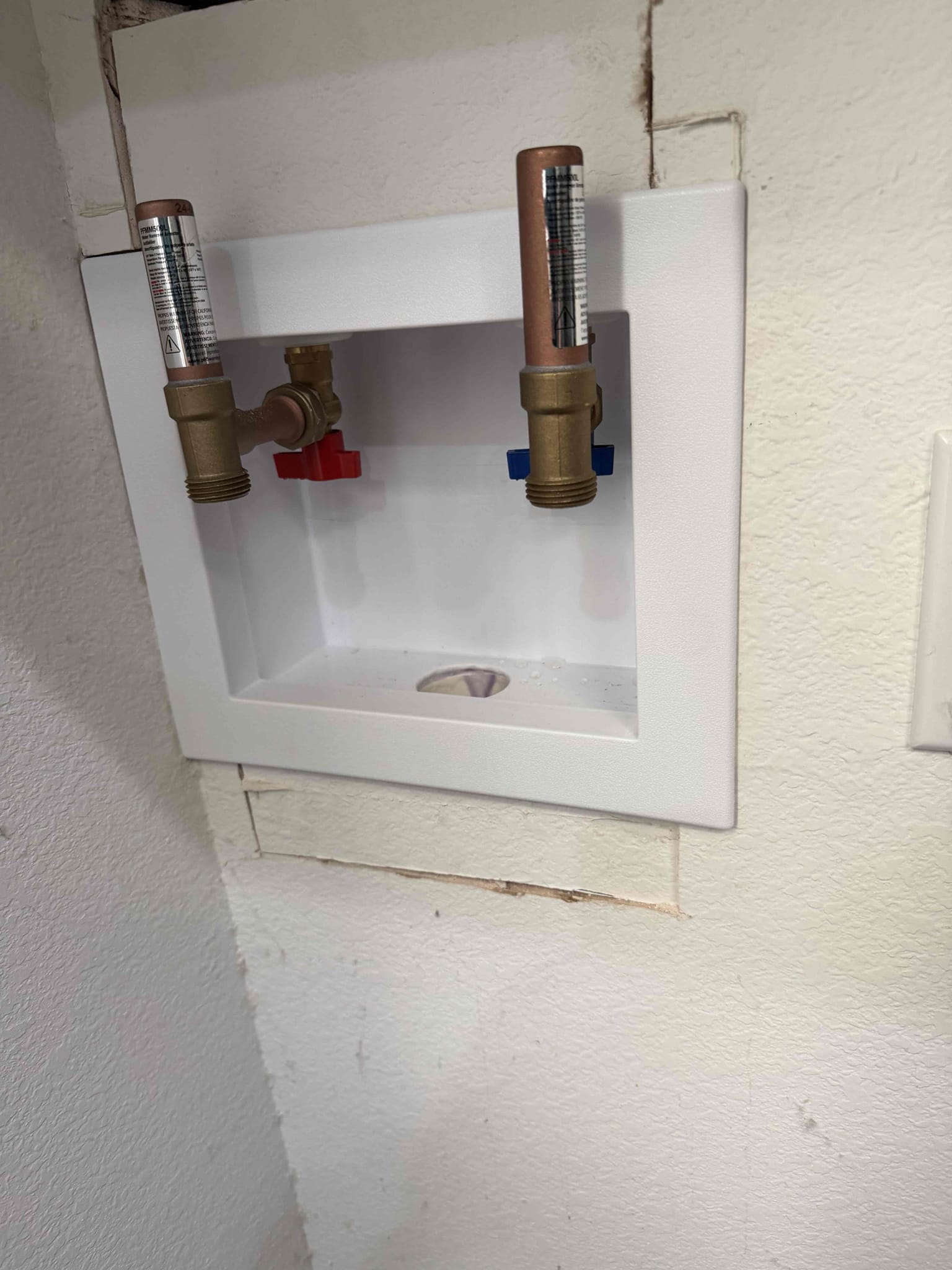 Cut drywall to access plumbing
Cut out old washer box with the old valves
Plumbing in a new box connecting to existing drain and water lines
No drywall repair included
3 year parts and labor warranty 
