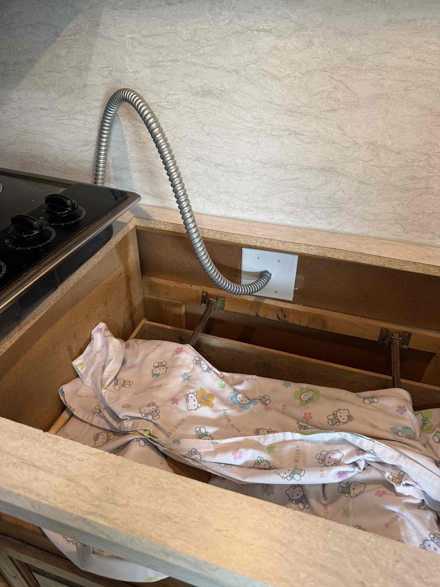  Install medium jbox for cooktop in kitchen due to it not having one previously. Everything worked with no issues and checked voltage and everything was fine. 