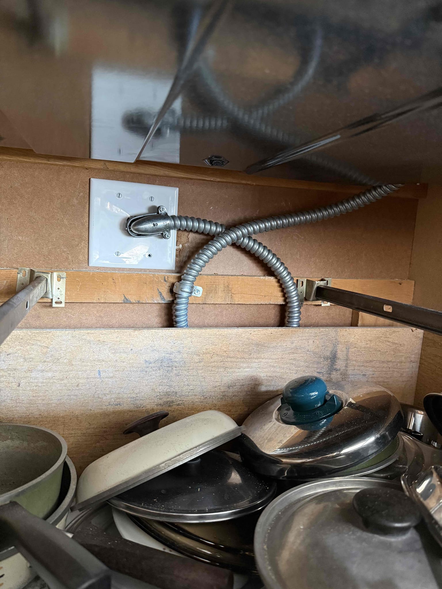  Install medium jbox for cooktop in kitchen due to it not having one previously. Everything worked with no issues and checked voltage and everything was fine. 